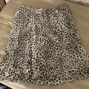 Jones New York animal print skirt, elastic waist & fully lined, sz 8. With